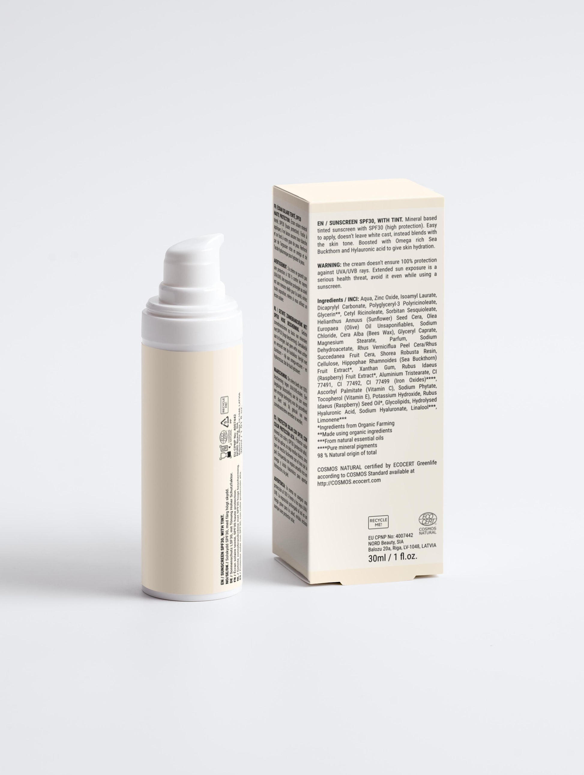 Anwendung der getönten Sonnencreme auf der Hand, zeigt den natürlichen Glow und die Farben.