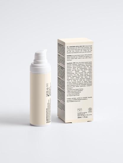 Anwendung der getönten Sonnencreme auf der Hand, zeigt den natürlichen Glow und die Farben.