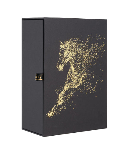 Detailaufnahme des Hard Times Flakons, der das natürliche Eau de Parfum von ekovita präsentiert.