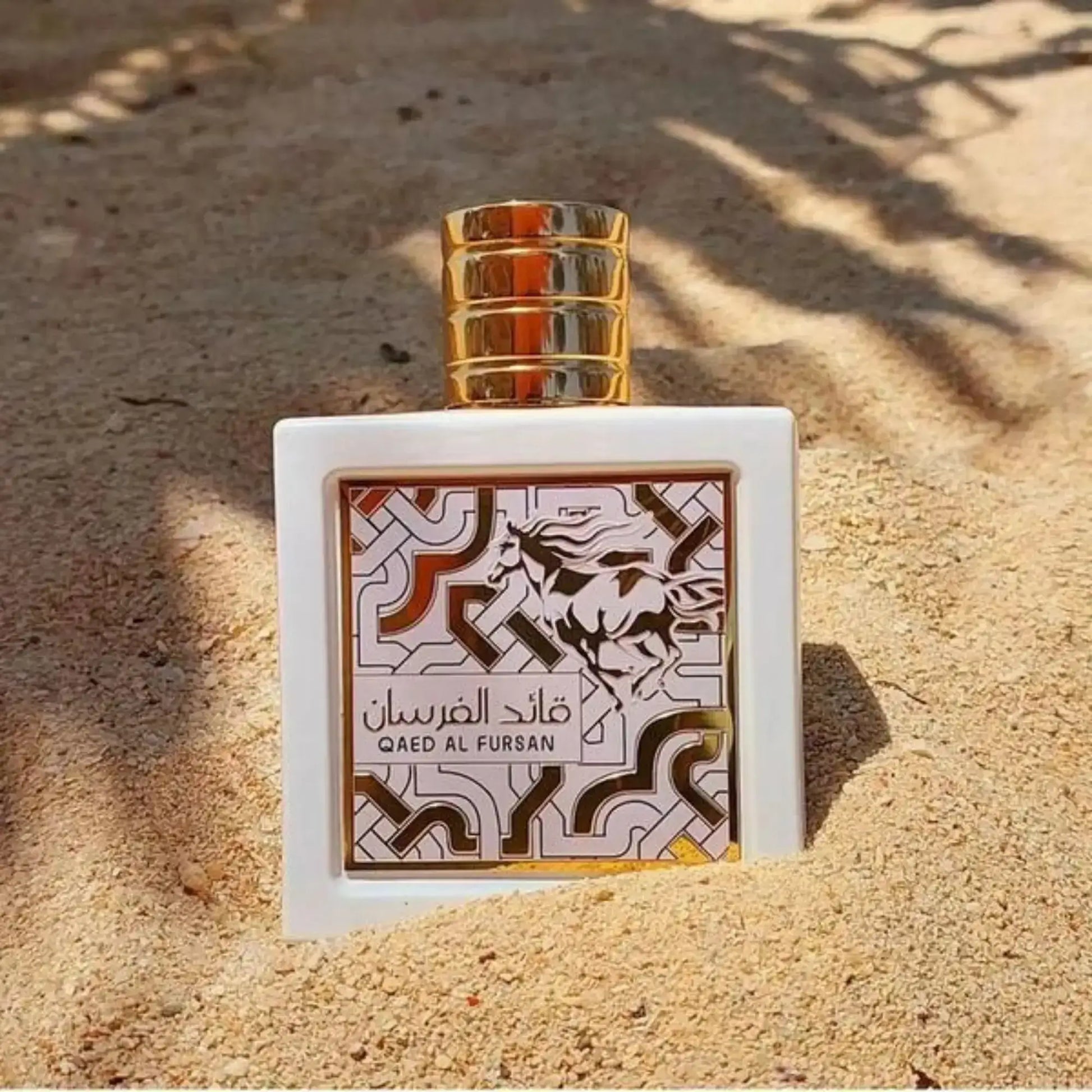 Ein Paar sprüht Lattafa Parfum Qaed Al Fursan in einer romantischen Umgebung – ideal für Damen und Herren.