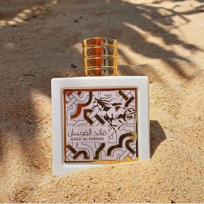 Ein Paar sprüht Lattafa Parfum Qaed Al Fursan in einer romantischen Umgebung – ideal für Damen und Herren.