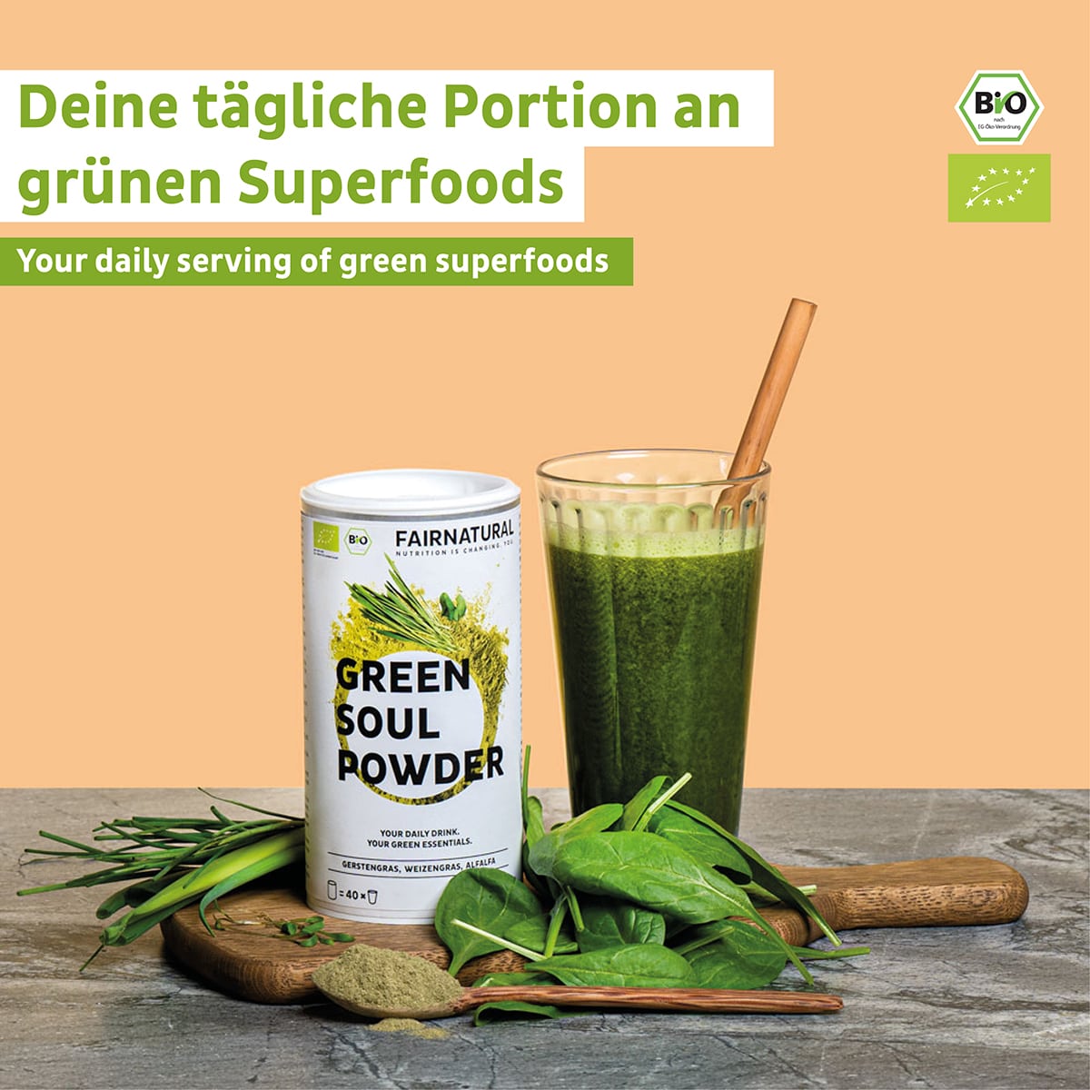 Nahaufnahme des Bio Green Smoothie Pulvers mit frischen Zutaten, perfektes Superfood für eine gesunde Ernährung.