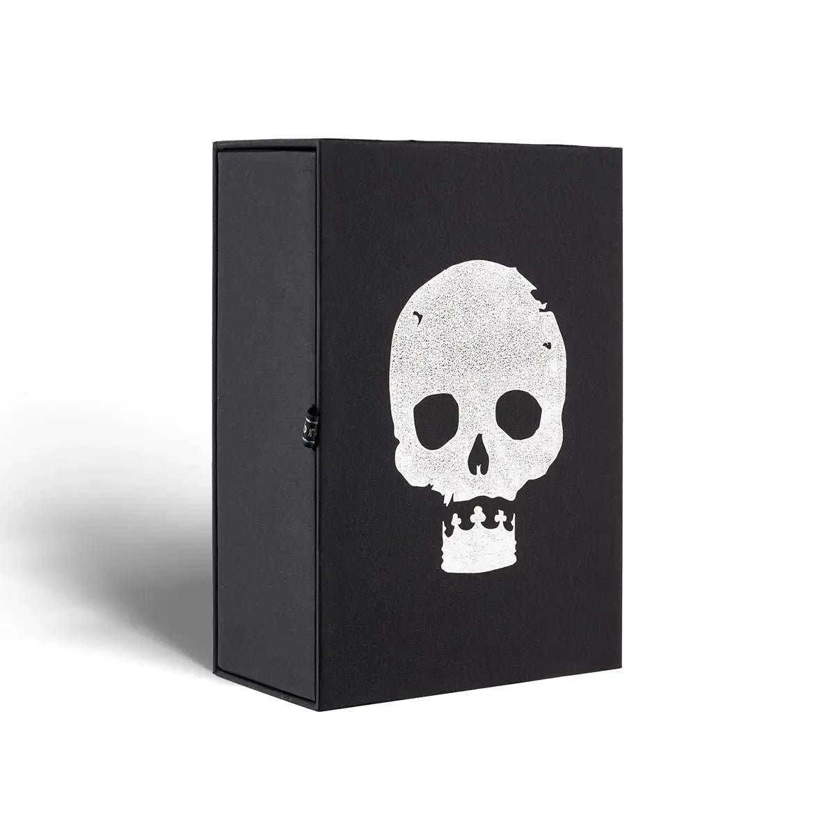 Mann sprüht Hamlet Eau de Parfum auf, um den maskulinen Duft zu genießen.