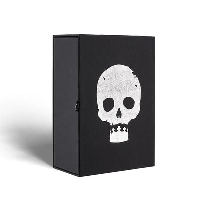 Mann sprüht Hamlet Eau de Parfum auf, um den maskulinen Duft zu genießen.