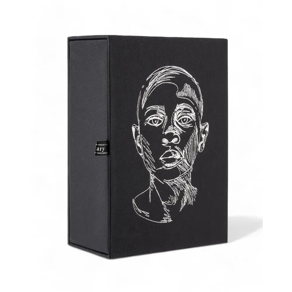 Anwendung des Heart of Darkness Eau de Parfum, betont den luxuriösen, veganen Duft.