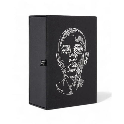 Anwendung des Heart of Darkness Eau de Parfum, betont den luxuriösen, veganen Duft.