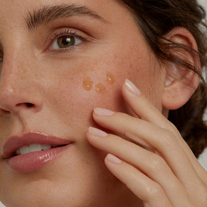 Anwendung des hochdosierten Hyaluron Serums auf Gesicht, zeigt die gründliche und pflegende Wirkung.