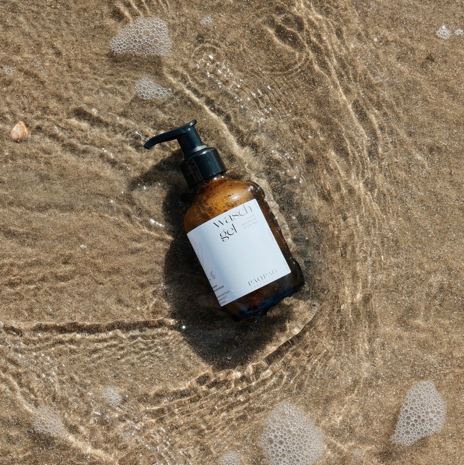 Detailaufnahme des Waschgels, das die Haut beruhigt und klärt, ideal für Frauen.