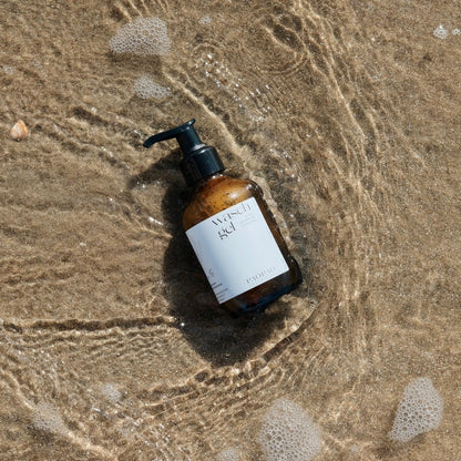 Detailaufnahme des Waschgels, das die Haut beruhigt und klärt, ideal für Frauen.