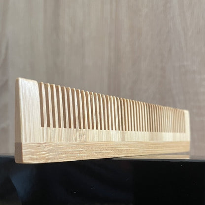 Verpackung des Langkamms aus Bambus von Männerboxx in ansprechendem Design für Männerpflege.