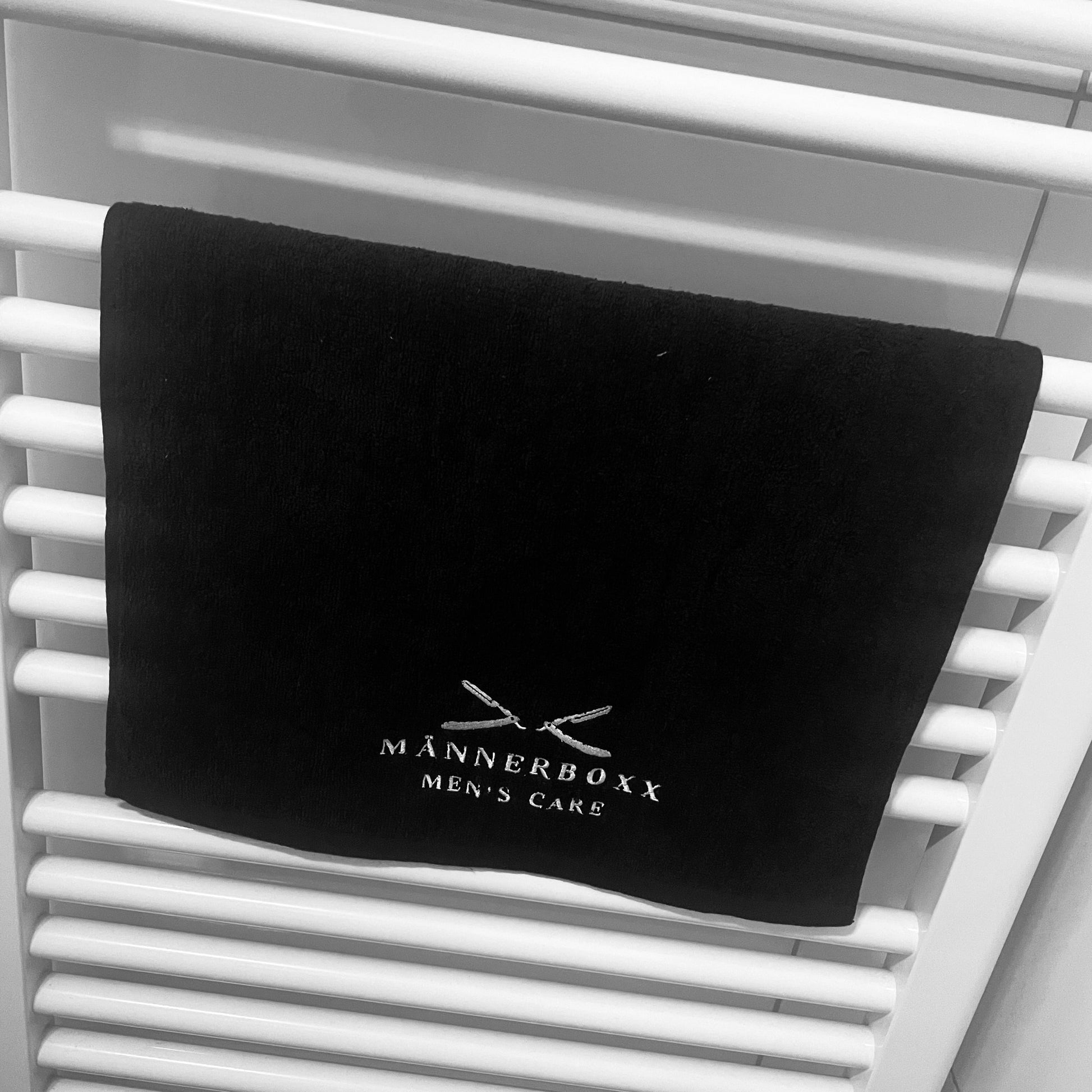 Elegantes Rasiertuch von Männerboxx, ideal für eine professionelle Rasur zu Hause.