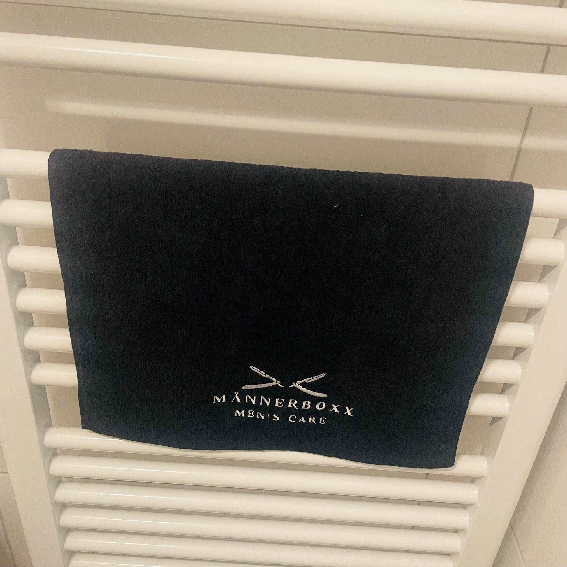 Detailaufnahme des weißen Rasiertuchs von Männerboxx für perfekten Rasierbedarf.