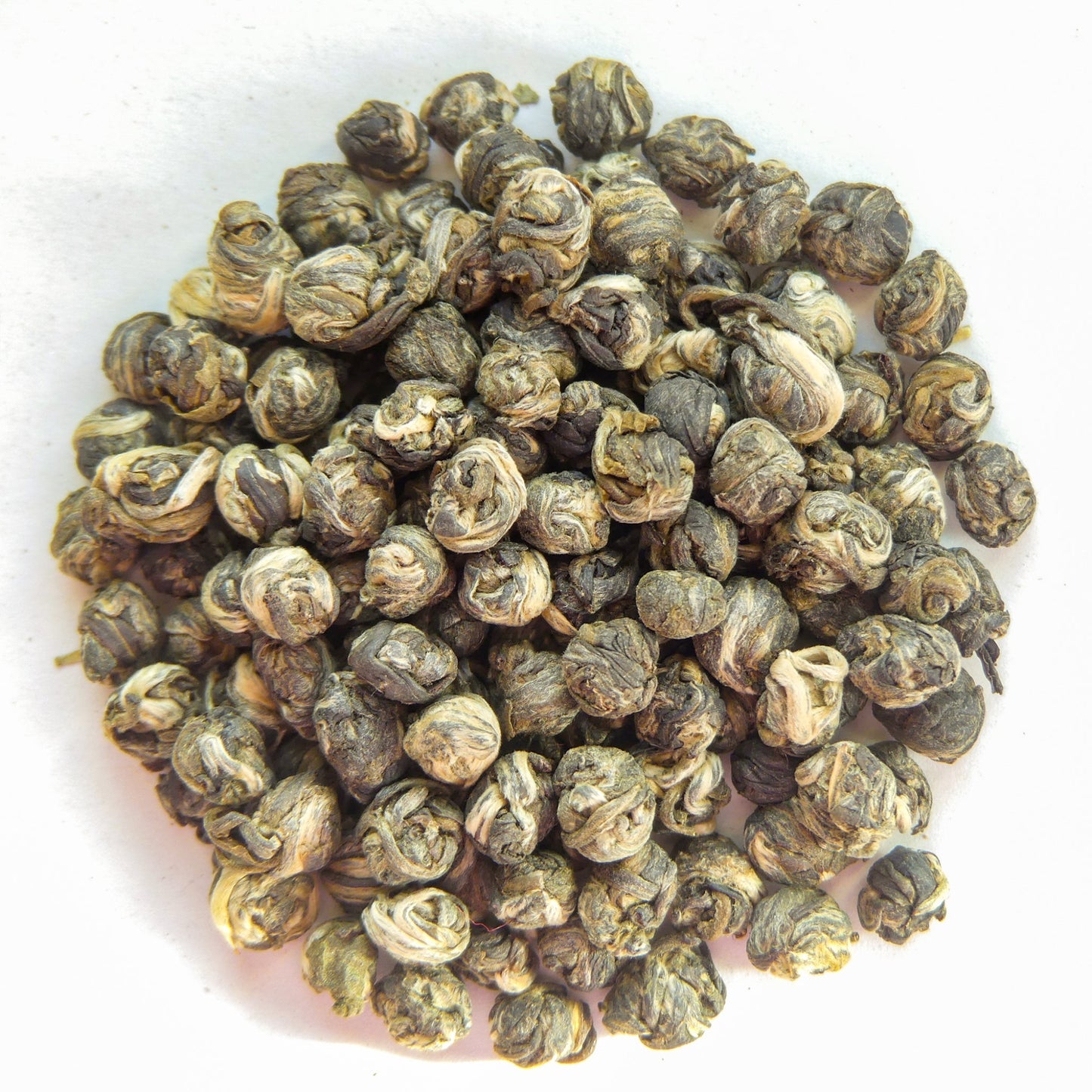 Premium Jasmine Pearls Teeblätter von Roberts Teehaus in einer eleganten Verpackung für echten Jasmintee-Genuss.