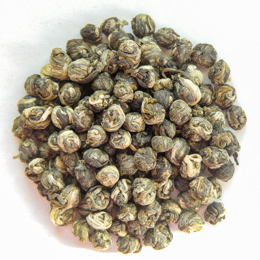 Premium Jasmine Pearls Teeblätter von Roberts Teehaus in einer eleganten Verpackung für echten Jasmintee-Genuss.