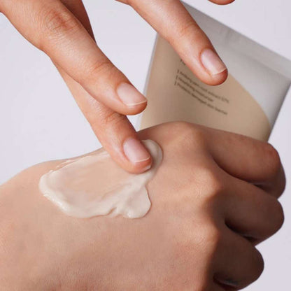 Verpackung der Isntree Yam Root Vegan Milk Cream, umgeben von frischen Zutaten für natürliche Hautpflege.