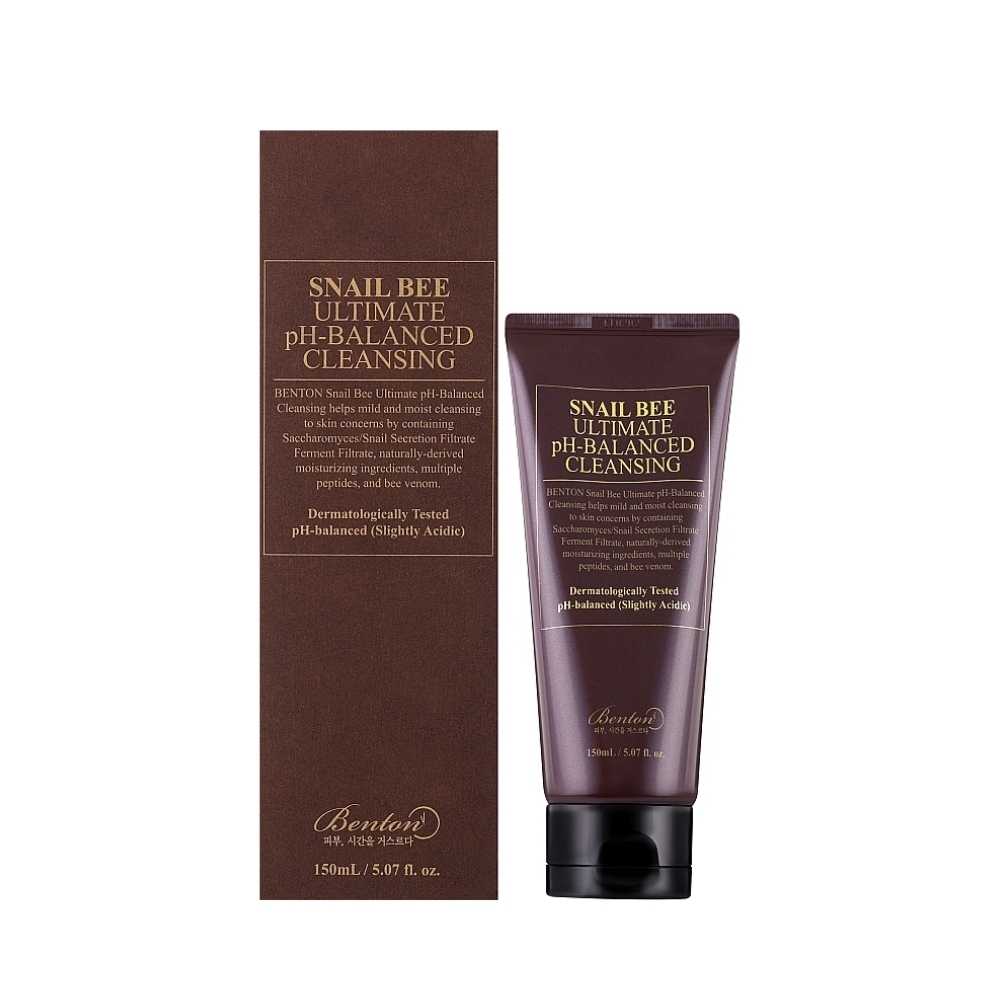 Offene Verpackung des Benton Snail Bee Cleansing Gel, zeigt die gelartige Textur und die Anwendung auf der Hand.