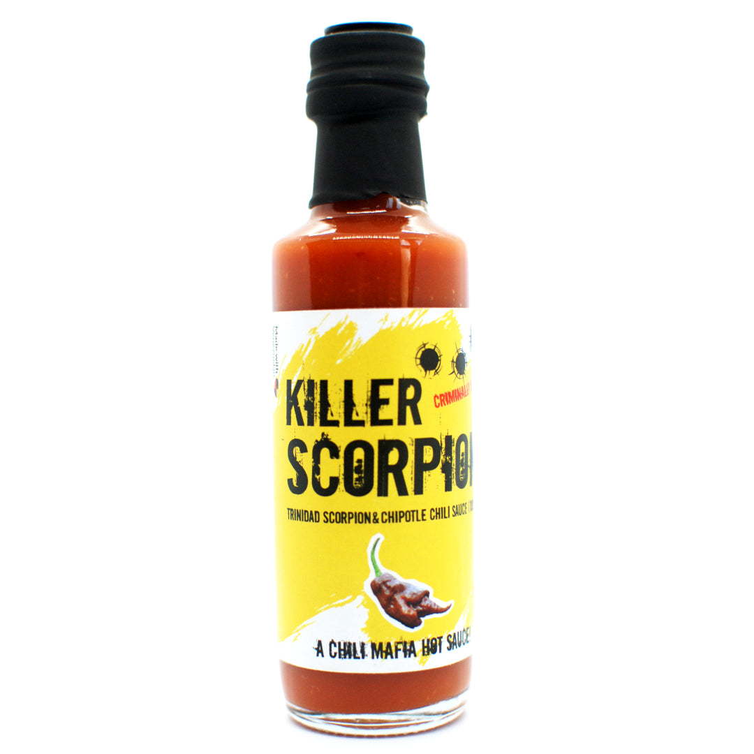 Killer Scorpion Chili-Sauce von Pikantista in der 100 ml Flasche, intensiv rot und scharf im Aussehen.