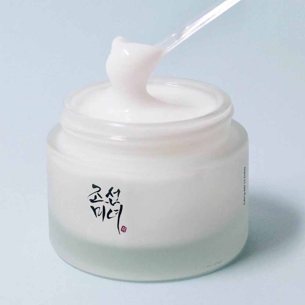 Dynasty Cream von Beauty of Joseon zeigt die cremige Textur auf Haut für strahlende Pflege.