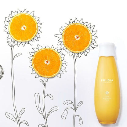 Anwendung des Frudia Toners auf einer Hand, zeigt die erfrischende Textur des feuchtigkeitsspendenden Toners.