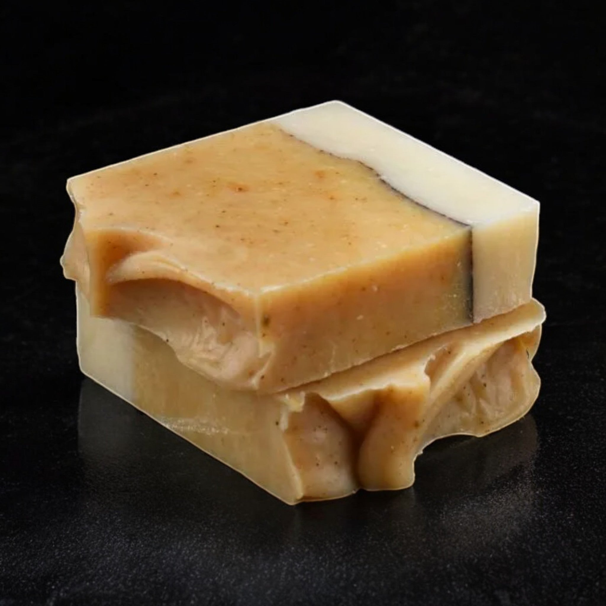 Kurkuma Naturseife von ekovita in handgemachtem Design für vegane Hautpflege und strahlende Haut.