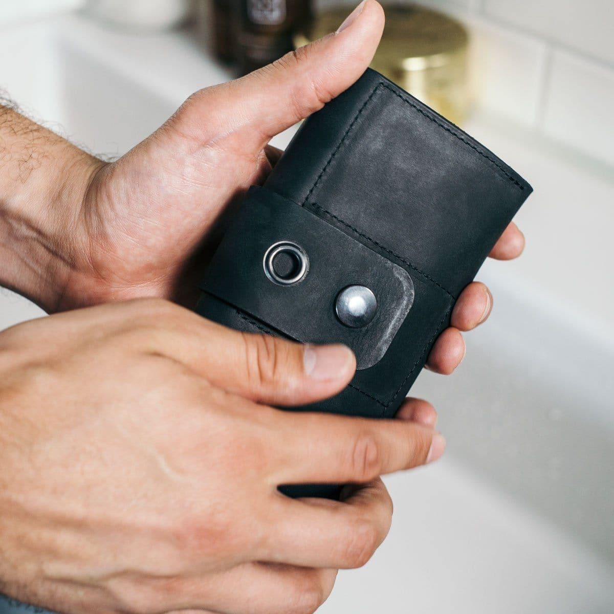 Rasierer Etui in Handhabung, praktisch für die Aufbewahrung zu Hause oder auf Reisen.