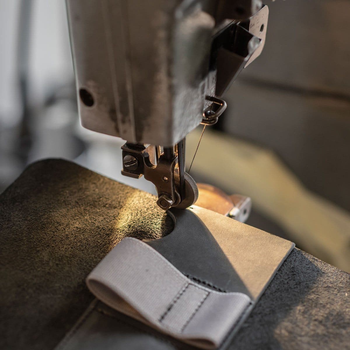 Verpackung der sober Ledertasche für Rasierer, betont nachhaltige Herstellung und Qualität.