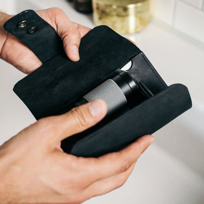 Umweltfreundliches Design der sober Premium Ledertasche mit stilvollem Schlaufenverschluss.