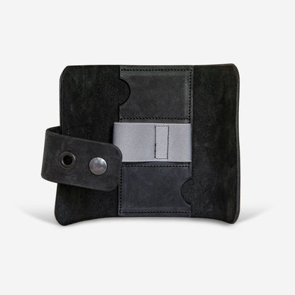 Nahaufnahme des sober Premium Etuis mit feinen Nähten und nachhaltigem Leder für Rasierer.