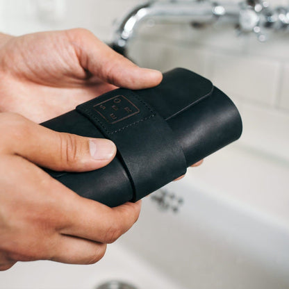 Rasiererset in der sober Ledertasche, zeigt Platz für Rasierer und Zubehör.