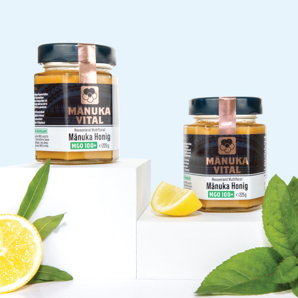 Verpackungsansicht des Manuka Honigs von ekovita, dekorativ auf einem Tisch platziert.