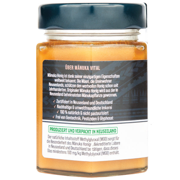 Manuka Honig in einer Honigbiene-Szene, die die natürliche Herkunft und Reinheit betont.