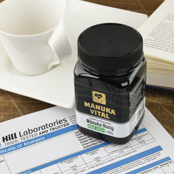 Löffel mit Manuka Honig MGO 300+, perfekt zum Süßen von Tee oder Joghurt – gute Quelle natürlicher Süßung.