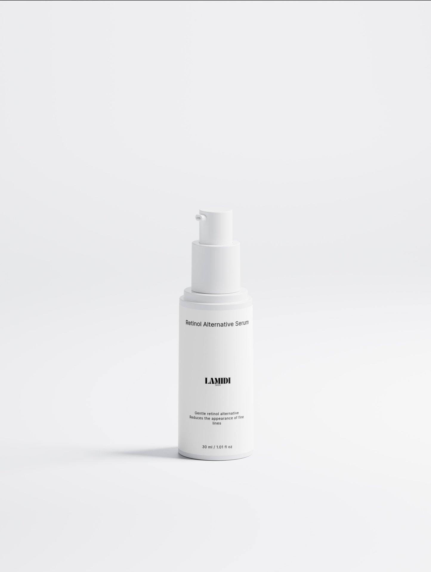 Die Konsistenz des Retinol Alternative Serums von ekovita auf einer Handfläche sichtbar.