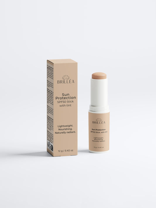 Hauptproduktbild des Sonnenschutz Sticks SPF 50 von Brilléa in natürlicher Umgebung.