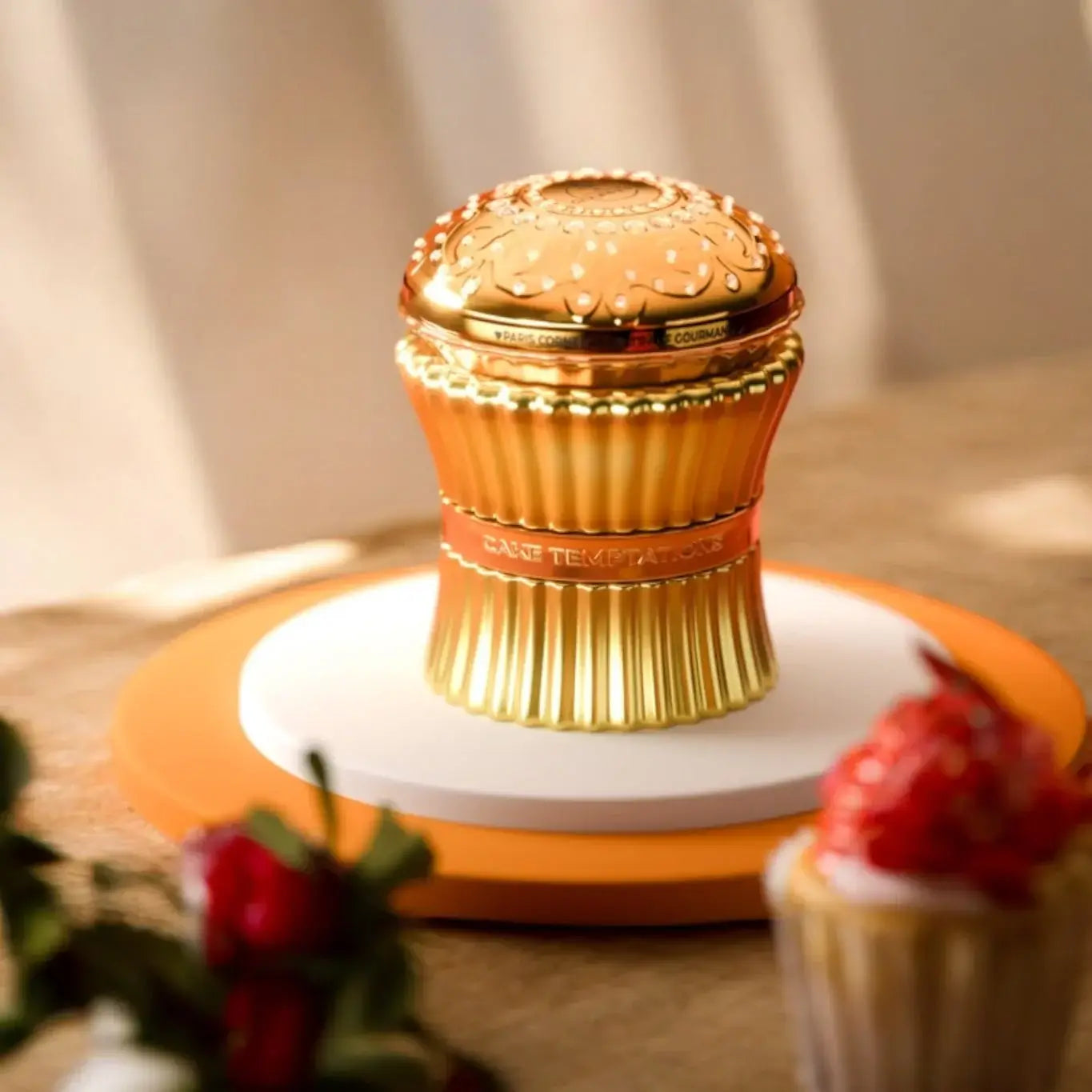 Anwendung des Paris Corner Cake Temptation Parfums, das eine süße, verführerische Duftwolke entfaltet.