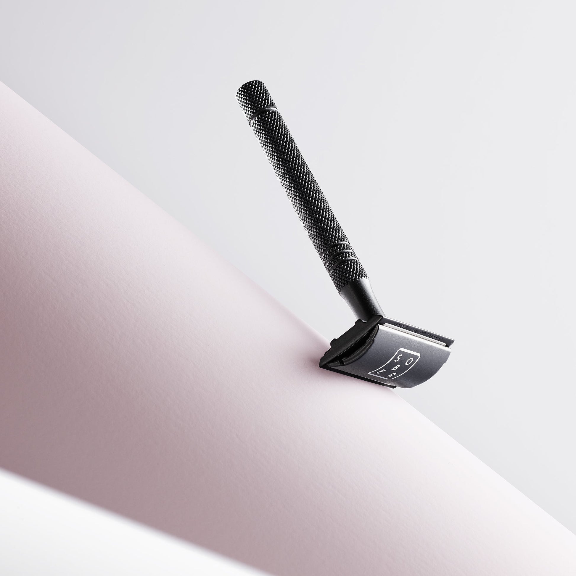 Einstellen des Rasierhobels: sanfte Bewegung für eine gründliche Rasur.