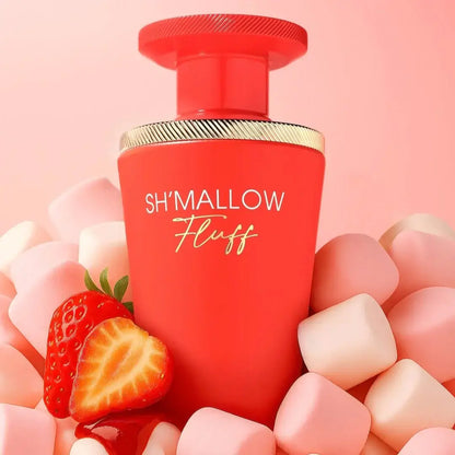 Szenische Darstellung des Sh'mallow Fluff Eau de Parfum, kombiniert mit frischen Blumen für einen femininen Touch.