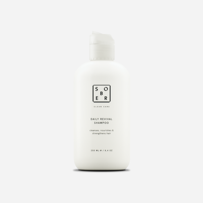 Daily Revival Shampoo für volles Haar in eleganter Verpackung, ideal für gesundes Haar.
