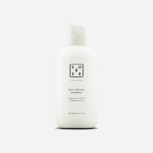 Daily Revival Shampoo für volles Haar in eleganter Verpackung, ideal für gesundes Haar.