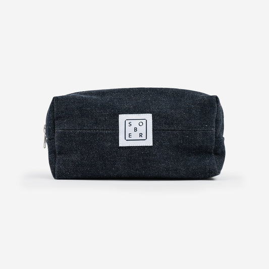 Premium Denim Wash Bag aus Upcycling-Materialien von sober in bester Qualität für nachhaltige Kosmetikartikel.