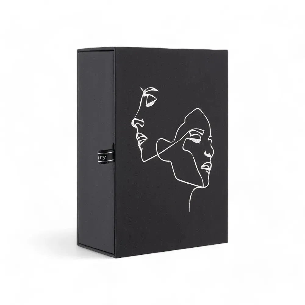 Anwendung des The Brothers Karamazov Eau de Parfum, stilvolle Person sprüht unisex Parfum auf den Hals.