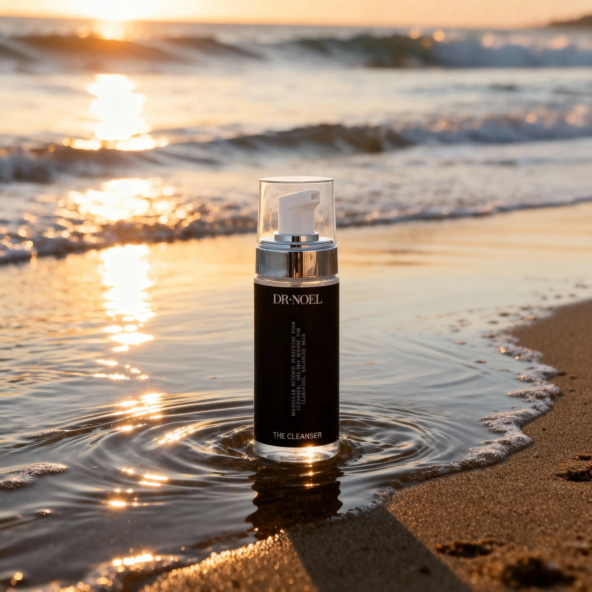 Detailaufnahme des Dr. Noel Gesichtsreinigers zeigt die gelartige Konsistenz und die natürliche Formel.