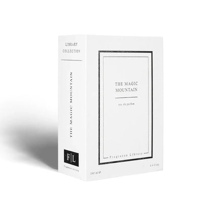 Detailaufnahme des Flakons von The Magic Mountain, gefüllt mit Premium Eau de Parfum.