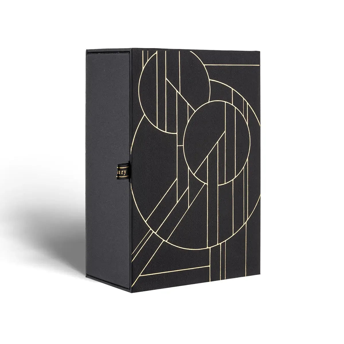 Anwendung des Eau de Parfum The Trial, verführerischer Duft für besondere Anlässe, ideal für den Alltag.