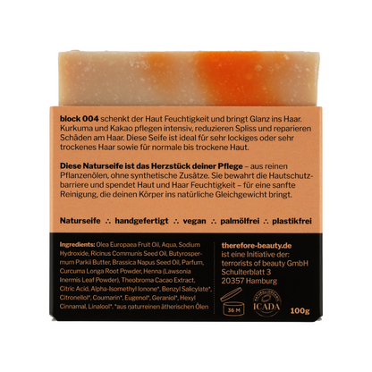 Seife block 004 von ∴ therefore beauty in der Hand, für maximale Feuchtigkeitspflege.