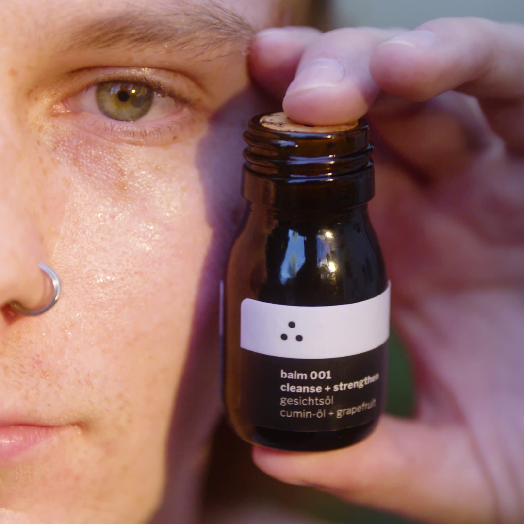 Detailansicht des Gesichtsöls Balm 001 mit natürlichen Inhaltsstoffen gegen Akne.
