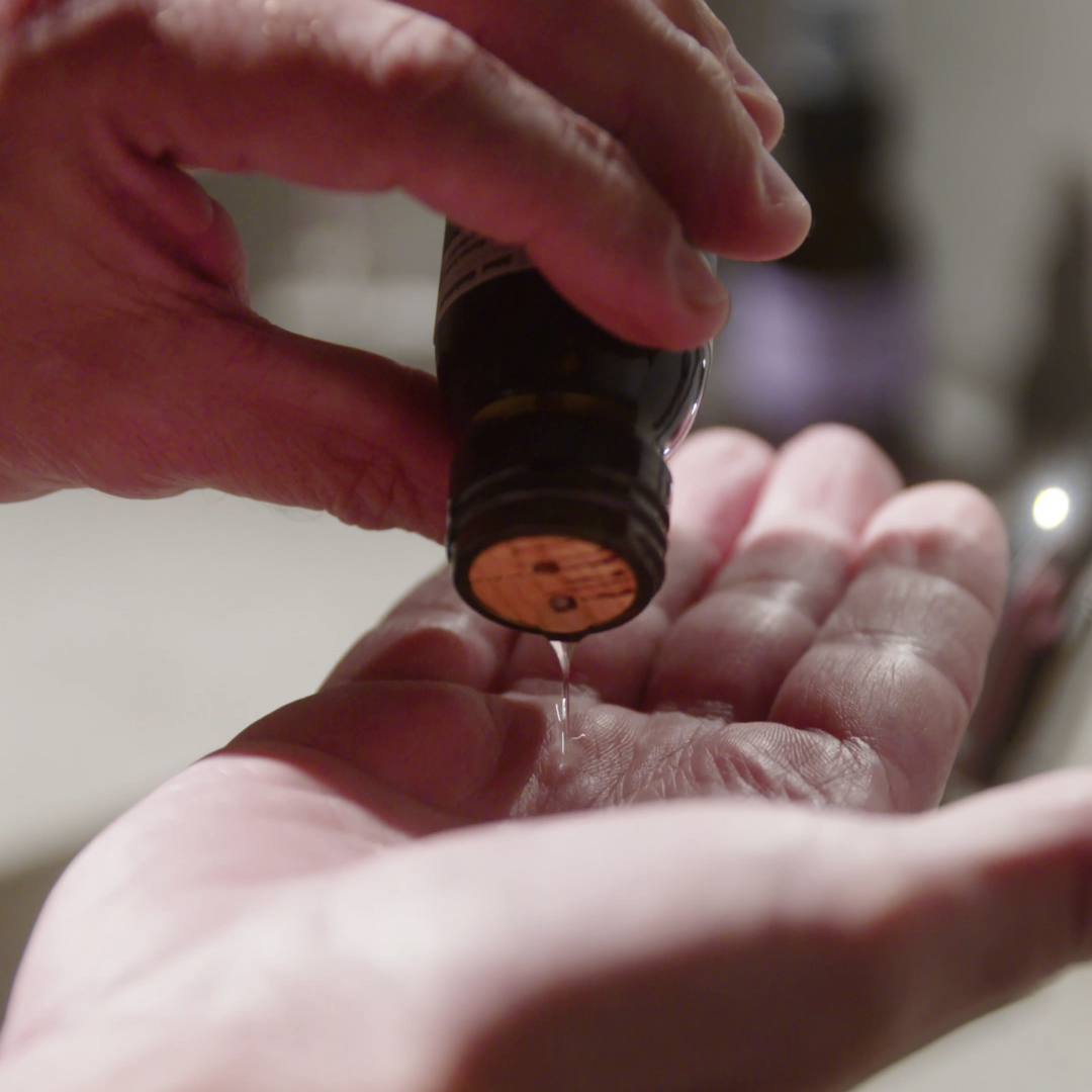 Gesichtsöl balm 002 auf einer eleganten Kommode neben Pflegeprodukten für reife Haut und trockene Haut.