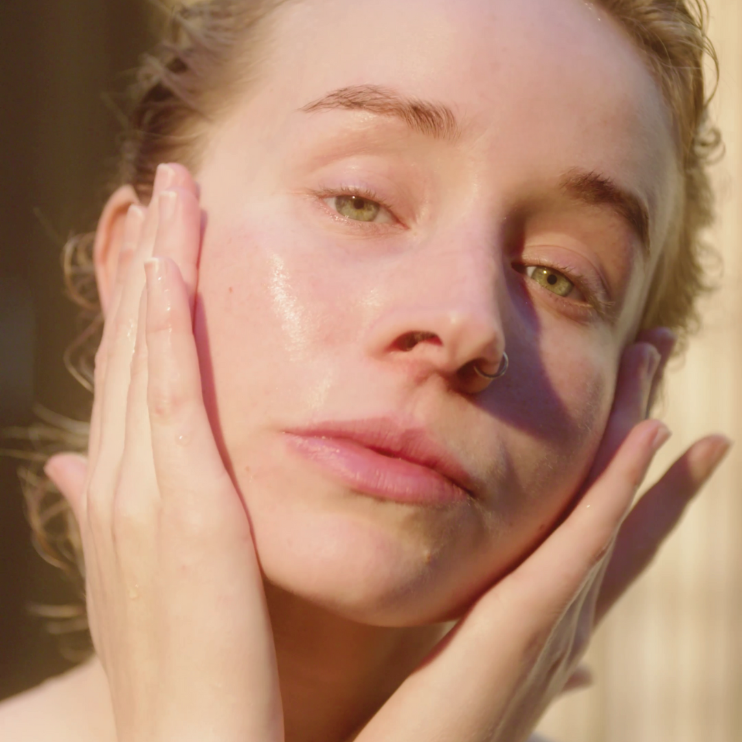 Verpackung des Gesichtsöls balm 002 für trockene Haut mit klarer Beschriftung und stilvollem Design.