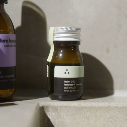 Tropfen des Gesichtsöls auf einer glatten Oberfläche, illustriert die feuchtigkeitsspendenden Eigenschaften.