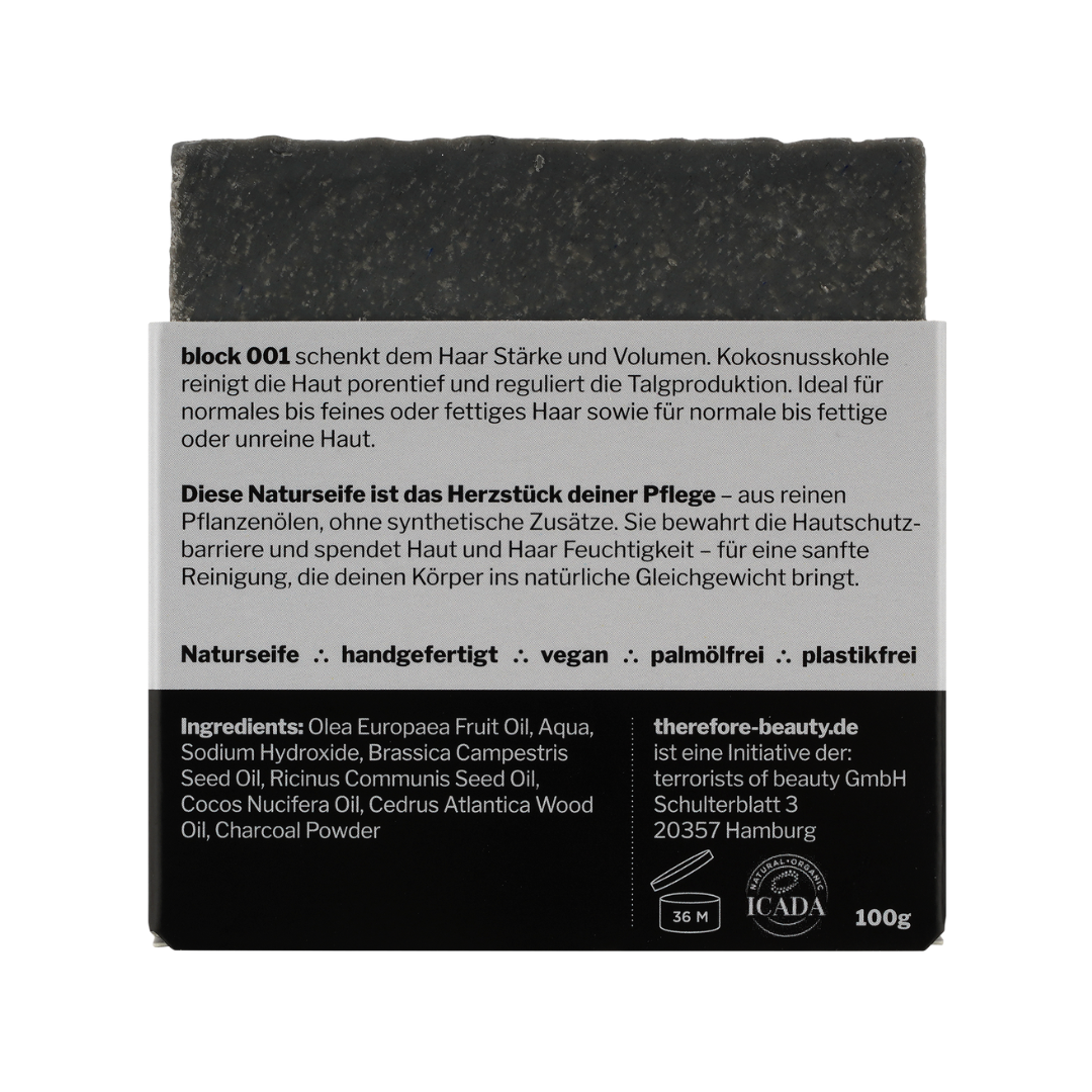 Anwendung der Aktivkohle Seife bei fettigem Haar für gesunde, strahlende Kopfhaut.